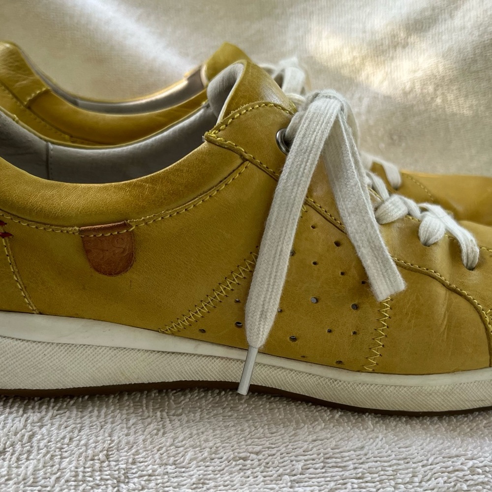 Josef Seibel Size 40 Leather uppers in Mustard color